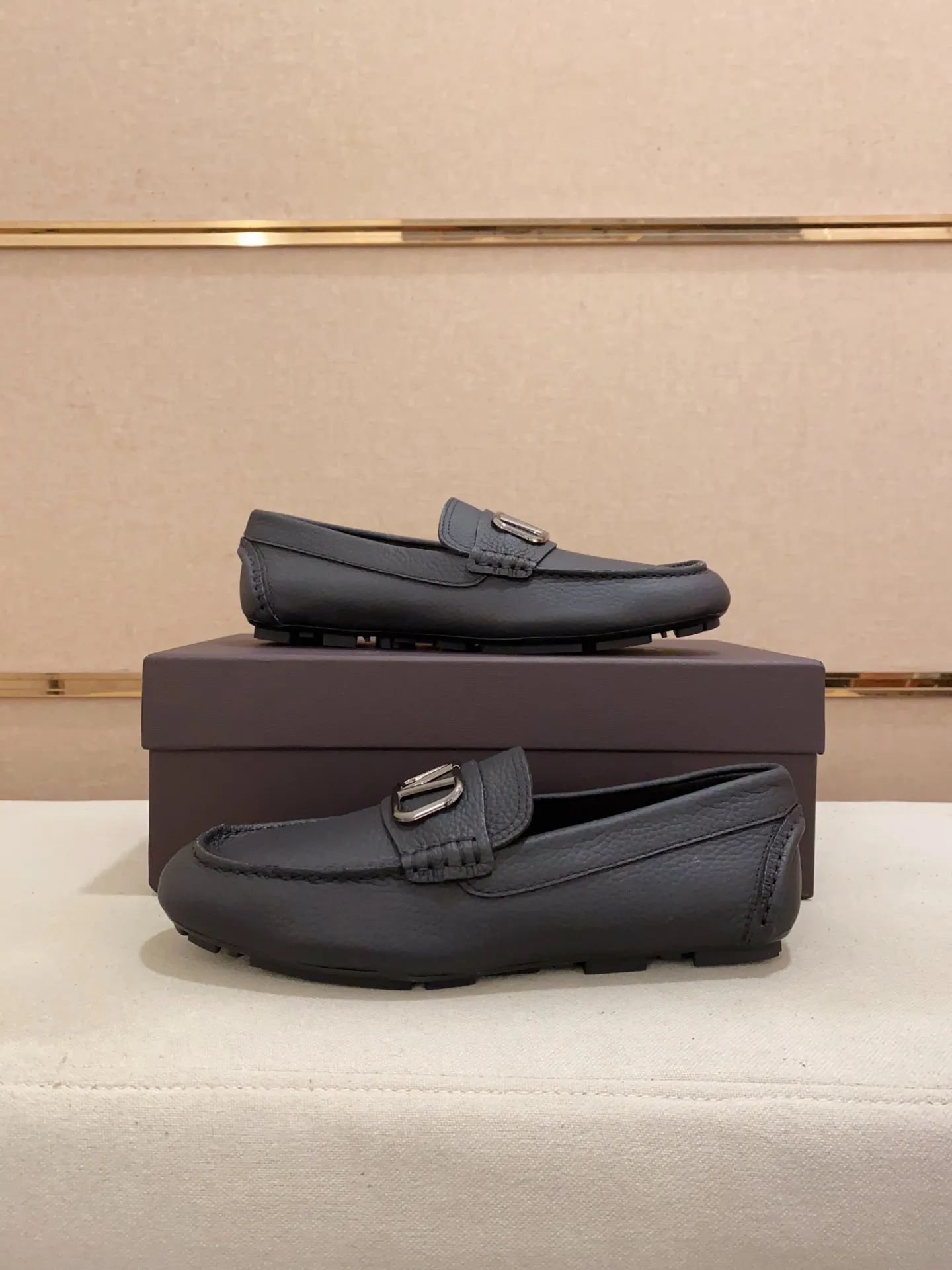 Men's shoes💰: 680💰VALENTINO, made of imported cowhide with imported water-dyed cowhide lining, iconic hardware and iconic wear-resistant outsole. 38-44. 45 VALENTINO packaging can be customized to enjoy the brand’s iconic product packaging